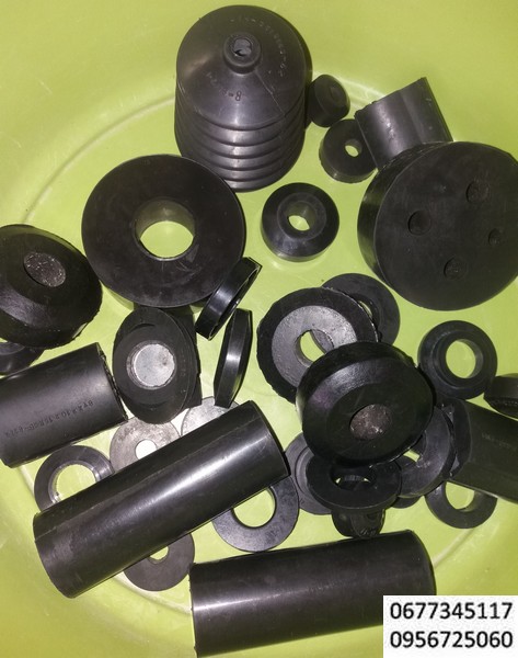 Шайба резиновая, изолятор, деталь  ЖБИК 711 142 502, соответствует ТУ 38-105376-82 , ТУ 38 105 376-82, амортизатор вибрации, шайба резиновая 40х12х10, рти электродвигатель АЭ 92-4,  Асинхронные трехфазные электродвигатели типа АЭ92-4, электродвигатели взрывозащищенные шайба изоляционная, шайба уплотнительная, уплотняющий сальник на коробке выводов, разделительное уплотнение, резиновые шайбы для морских систем,шайба кабельной муфты,плдушка для виброплит,подкладка стойки амортизатора, уплотнитель кабельного ввода,олх,гидрощита пэд,диафрагма гидрозащиты,прокладка под изолятор, изделия резиновые технические, резинотехнические изделия, Резиновая шайба жатки комбайна Claas Dominator, Protector, Senator, Matador, Cosmos, Compact, Corsar. Диаметр - 10.5 мм, толщина - 7 мм. ОЕМ номера 610363.0, 000610363.0.Уменьшает повреждения детали и улучшает соединение с прокладкой, выполняет функцию, уплотнителя. Используется для замены изношенной или поврежденной детали в ходе ремонтно-восстановительных работ.Шайба представляет собой резиновое изделие с круглым отверстием в центре. Ее подкладывают под головку болта, шурупа или винта, а также под гайку.Резиновая шайба для тестоделителя-округлителя PREMIO,Производитель: Bongard (Франция),Код: AF5431848,Резиновая прокладка (шайба) с фиксатором, для установки в соответствующий паз нижней штанги. Требуется для крепления катушки к нижней штанге. Подходит для всех моделей металлоискателей производства XP.